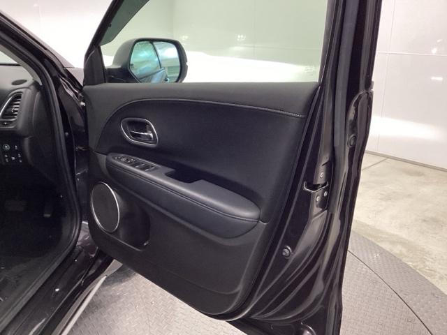 ヴェゼル ハイブリッドＺ・ホンダセンシング　クルコン　フロントカメラ　純正ナビ　ＥＴＣ　パドルシフト　レーダーサポート　ＤＶＤ再生機能　横滑り防止システム　バックアイカメラ　盗難防止装置　フルセ　シートヒーター付　スマ－トキ－　ＥＣＯモード（29枚目）