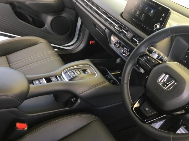 ＺＲ－Ｖ ｅ：ＨＥＶＺ特別仕様車ブラックスタイル　デモカー　全周囲カメラ　ＥＴＣ２．０　サイドカーテンエアバック　マルチカメラ　ＬＥＤライト　オートライト　本革シート　パワーバックドア　スマートキー　パワーシート　ＶＳＡ　オートクルーズコントロール（19枚目）