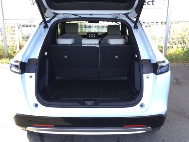 トランクの広さは、どうです、たくさんの荷物が積めますよ。