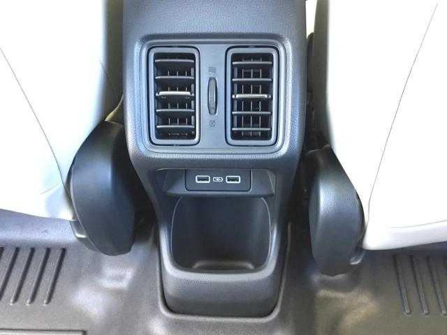 リアベンチレーション、充電用ＵＳＢジャック装備で後席の方も快適です！