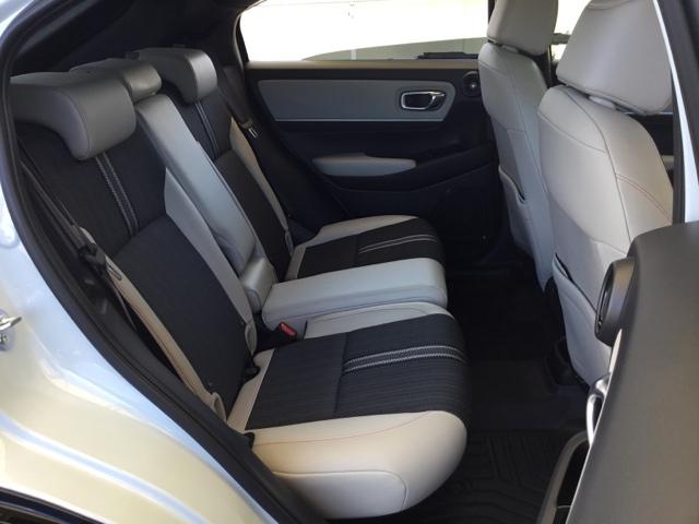 後席の頭上やひざ周りにもゆとりのある快適な座り心地。