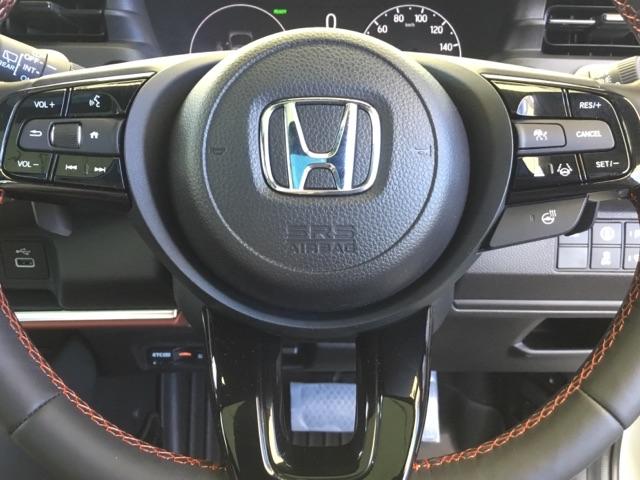 ステアリング左側はオーディオリモコンスイッチ、右側がクルーズコントロールです。手元で操作できるので便利です。