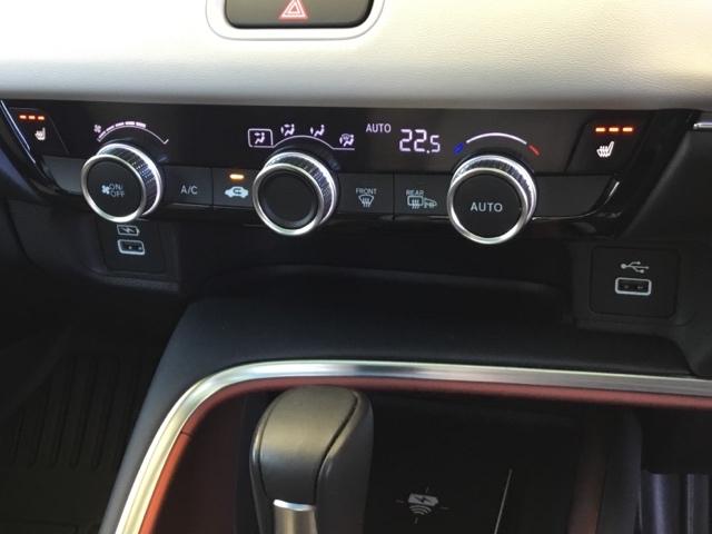 オートエアコンはこまめに温度調整するので、燃料の消費量をより少なくできます。シートヒーター付きなので、寒い日も快適です。