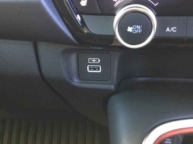 助手席側に急速充電対応タイプの充電用ＵＳＢチャージャー搭載。