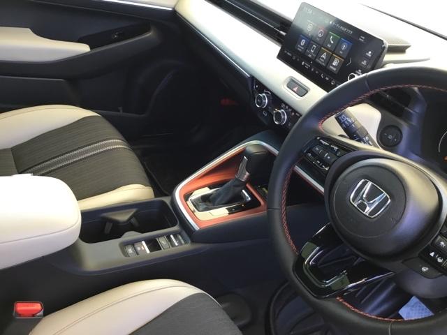 シンプルでとても使いやすいフロアシフトに、パーキングブレーキは、電子制御パーキングブレーキです。