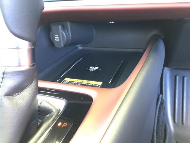 Ｑｉ対応のスマートフォンを置くだけで充電ができます。