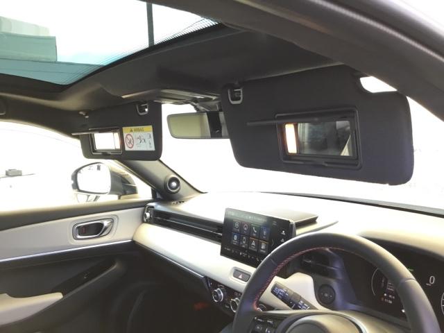 サンバイザーには、身だしなみを整える際に便利なバニティミラーが付いています。