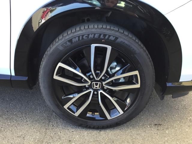 純正のアルミホイールがトータルで足元を引き締めています。