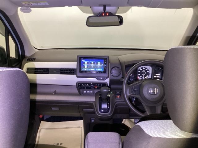 広くすっきりとした視界。狭い道への右左折やバック駐車の際にも、周囲の状況をしっかりとつかめるので安心です。