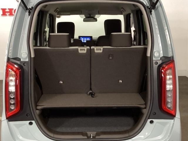 ２段でも積める便利な荷室。備え付けのボードを使えば上下で積みわけができて便利です。