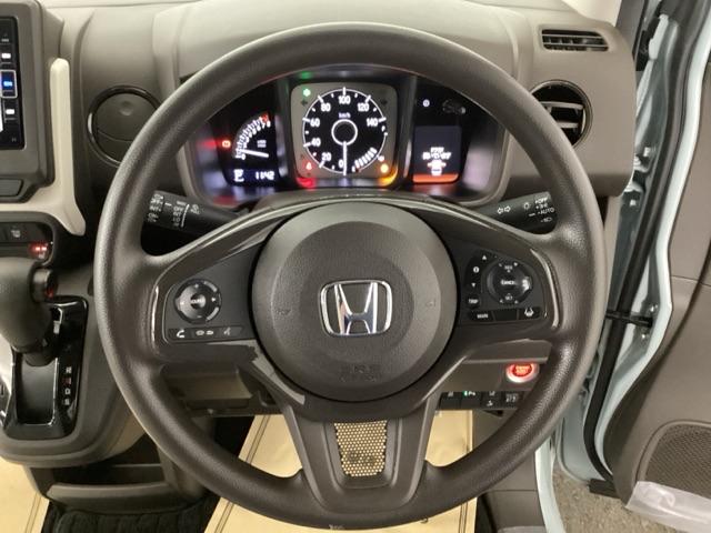 視認性のよいインパネ周りです。操作スイッチやカップホルダーも使いやすい位置に配置されています