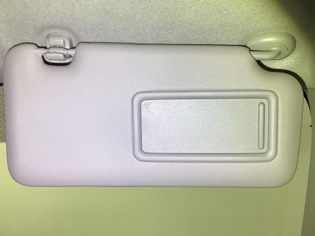 運転席サンバイザーには、身だしなみを整える際に便利なバニティミラーが付いています。