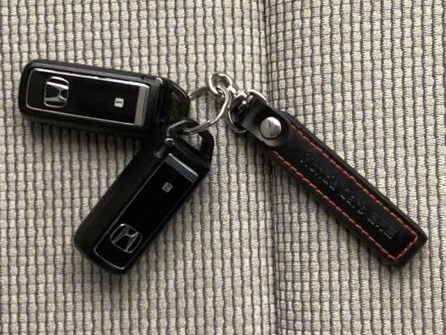 スマートキーは、車の鍵をポケットやバッグなどに携帯していれば、ドアの施錠・解錠やエンジンの始動ができます。