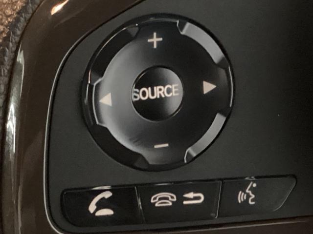 ステアリング左手側にオーディオ関連のコントロールスイッチを配置しています。操作時は視線を逸らすことなく運転に集中できます。