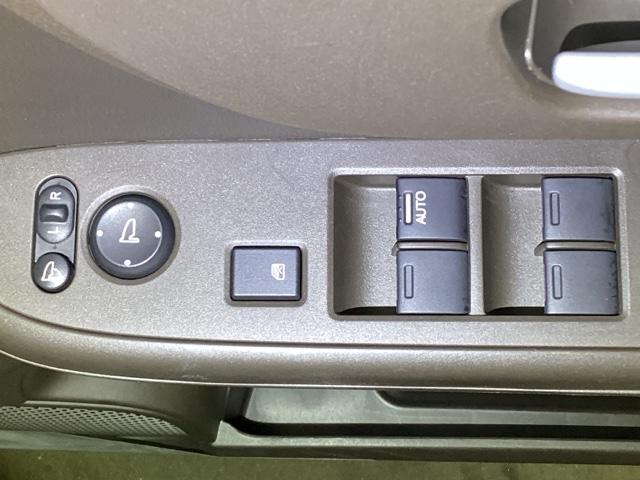 電動格納式ドアミラーのスイッチは運転席ドアにあります。