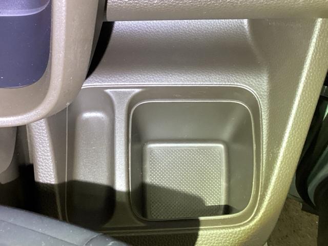 運転席ドリンクホルダーは、ドライバーがすぐ取り出せる位置に付いています。