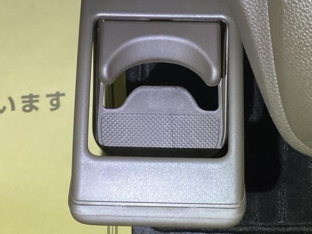 助手席側に収納式ドリンクホルダーが付いています。