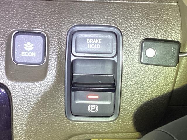 【電子制御パーキングブレーキ】指先で操作が簡単。スイッチを引くだけでパーキングブレーキの操作が可能です。