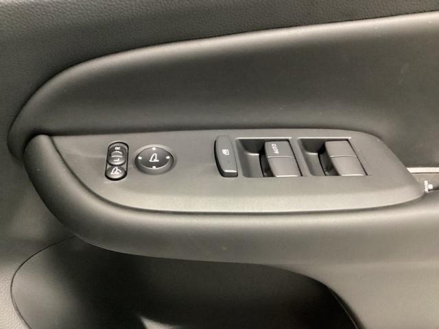 �d���i�[���h�A�~���[�̃X�C�b�`�͉^�]�ȃh�A�ɂ���܂��B