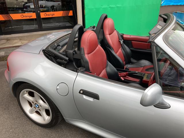 Ｚ３ロードスター ２．８　ガレージ保管車　限定内装車　ディーラー　右ハンドル　電動オープン　レザーパワーシート　１７ｉｎアルミ　キーレスエントリー（6枚目）