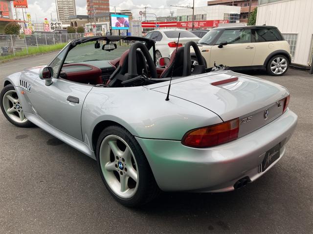 Ｚ３ロードスター ２．８　ガレージ保管車　限定内装車　ディーラー　右ハンドル　電動オープン　レザーパワーシート　１７ｉｎアルミ　キーレスエントリー（9枚目）