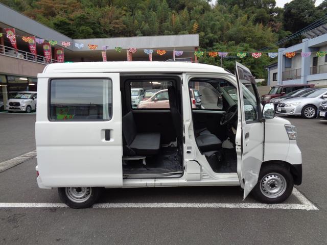 ハイゼットカーゴ スペシャルSAIII AT 衝突被害軽減システム クリアランスソナー ETC 両側スライドドア アイドリングストップ オートマチックハイビーム ESC エアコン 運転席エアバッグ 助手席エアバッグ(17枚目)