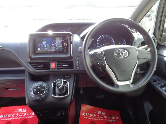 ヴォクシー ハイブリッドV ETC バックカメラ ナビ オートクルーズコントロール 両側スライド・片側電動 LEDヘッドランプ スマートキー シートヒーター 3列シート CVT アルミホイール 盗難防止システム 衝突安全ボディ(3枚目)