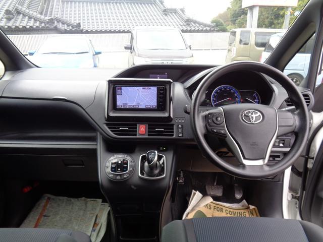ノア ハイブリッドX ドライブレコーダー ETC ナビ 両側スライド・片側電動 LEDヘッドランプ スマートキー 3列シート CVT アルミホイール 盗難防止システム 衝突安全ボディ ABS ESC エアコン(2枚目)