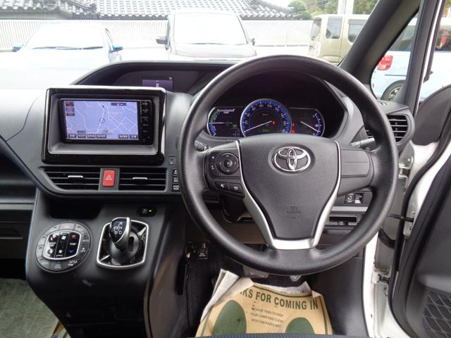 ノア ハイブリッドX ドライブレコーダー ETC ナビ 両側スライド・片側電動 LEDヘッドランプ スマートキー 3列シート CVT アルミホイール 盗難防止システム 衝突安全ボディ ABS ESC エアコン(3枚目)