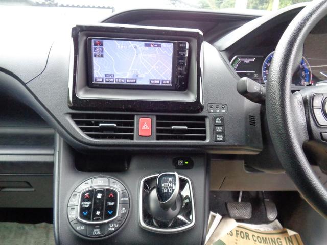 ノア ハイブリッドX ドライブレコーダー ETC ナビ 両側スライド・片側電動 LEDヘッドランプ スマートキー 3列シート CVT アルミホイール 盗難防止システム 衝突安全ボディ ABS ESC エアコン(4枚目)