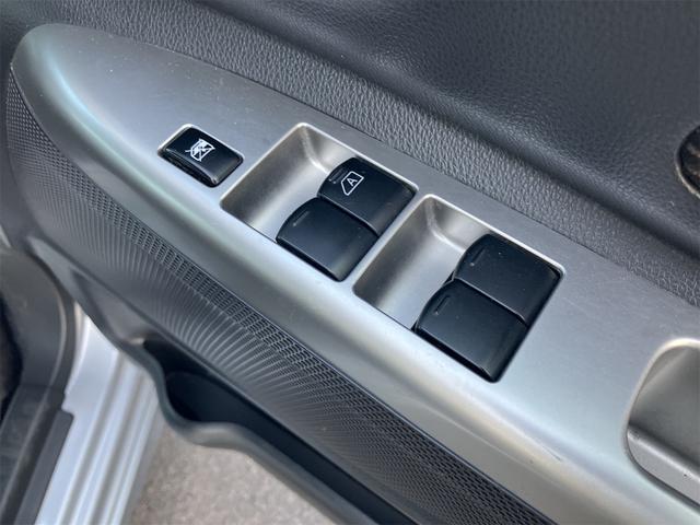 パワーウィンドウのスイッチですよ。運転席に居ながら窓を開け閉めのコントロールできますよ。