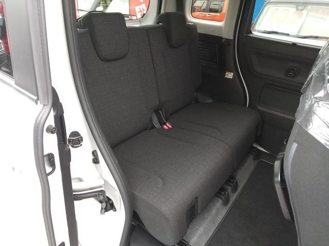 【後席シート】内装清掃の際はマット等外せるものは全て外して点検、確認を同時に行っております。消臭作業、汚れ等の確認も行っております。見えない所だからこそ専任のスタッフが確認、作業を責任もって行います。