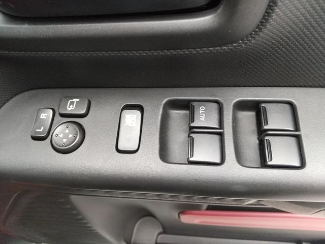 【運転席側ドアスイッチ類】パワーウインドウや電動格納ミラーがついています。