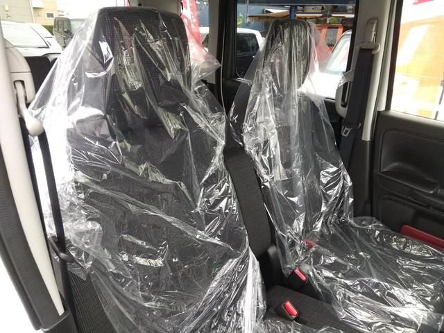 【運転席側シート】高圧の蒸気で清掃していますので、シートの奥や隙間まで綺麗になっております☆目立つ汚れや破れもありません。