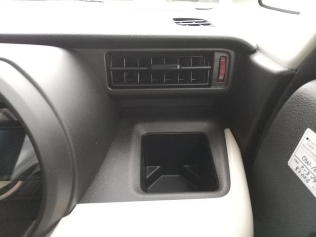 【エアコン吹き出し口・ドリンクホルダー】店頭へ展示する前に外の磨き、洗車、室内の清掃を行い、チェック項目をクリアした車を展示しております。お客様に一目で気に入っていただける車になるよう心掛けています。