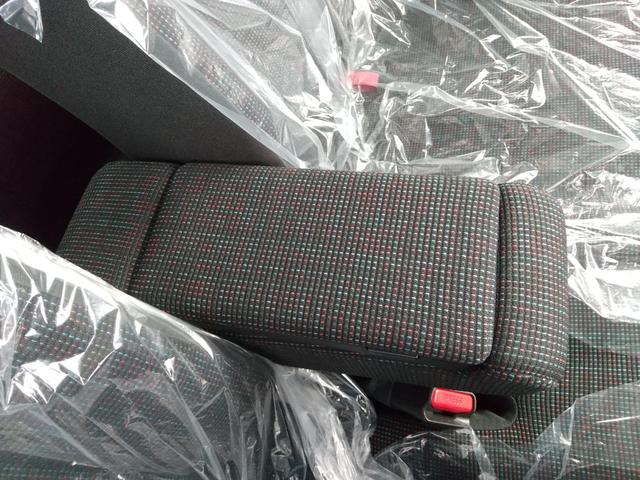 【アームレスト】運転席と助手席の間には可動式のアームレストもついています。ゆったりとしたい時やちょっとした小物入れにも使えて便利です♪