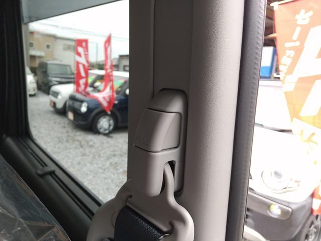 【シートベルトアジャスター】運転席と助手席のシートベルトにはアジャスターがついているので、高さが調整が可能です！背の低い方でもシートベルトが首にかからずに安心ですね☆