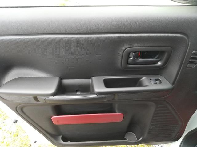 【助手席ドア周り】ドアポケットにも飲み物やちょっとしたものを入れられて便利ですね♪
