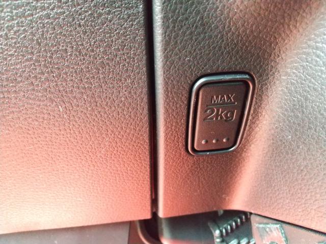 【荷物フック】転がりやすい荷物を吊り下げておくことができるフック付！お買い物袋などを吊り下げることができますからとっても便利です。