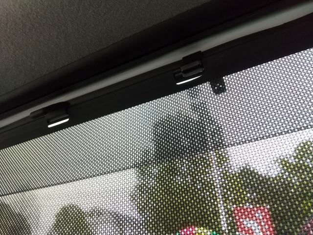 【リアロールサンシェード】収納式のサンシェードがついているので、夏の暑い日差しの中でも快適にドライブができますね☆