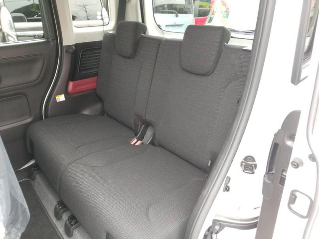 【左側からの後部座席】消臭作業、汚れなどの確認も行っております。見えないところだからこそ専任のスタッフが確認、作業を責任もって行います。