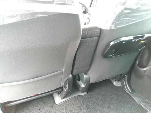 【左からの前席背部】今話題のドライブレコーダー、購入を検討している車にはついていないけどついていたほうが安心、と思われたらぜひご相談ください。フロントのみ、前後両方、ミラー型のお取り付けも可能です。