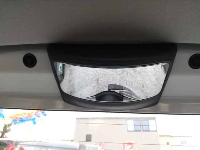 バックドアにも死角の目視用ミラーがついています！