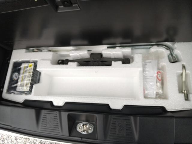ラゲッジスペースの下にはパンク修理用品がしっかりと付属されていますので、もしもの時にも対応できるので安心ですね☆