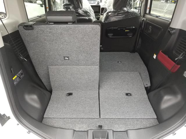 右後部座席のみ倒したところです。