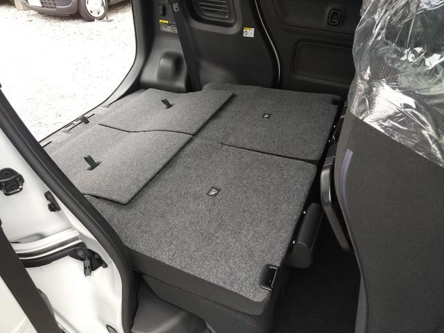 両方の後部座席はフラットに倒すことができますので、荷物が多い時にも安心です。