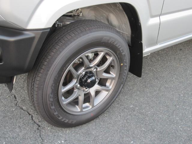左フロントタイヤホイールの画像です。純正16インチアルミホイールを装備しています。