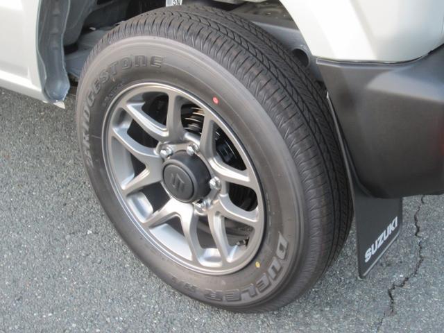 左リアタイヤホイールの画像です。販売店オプションのマッドフラップを装着しています。