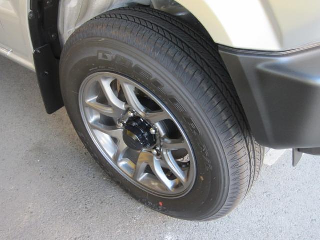 右フロントタイヤホイール。純正16インチアルミホイールを装備しています。