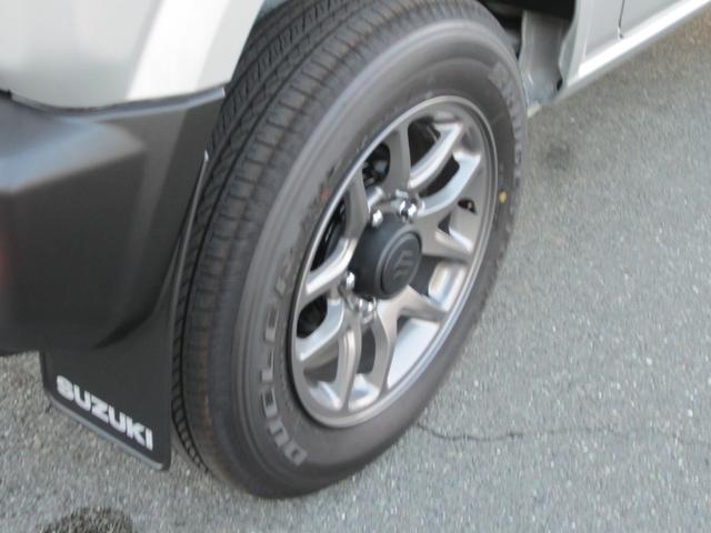 右リアタイヤホイールの画像です。販売店オプションのマッドフラップを装着しています。